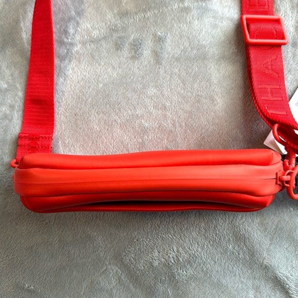 NWT Thacker Cocoon 3 In 1 Phone Bag Crossbody Beltbag Wristlet Red/Orange - Picture 9 of 16